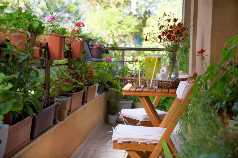 Uitgaven Wennen aan aanklager Klein balkon inrichten [5 tips] - Inrichting balkon klein - mini  balkonnetje decoreren | Linda's Huis en Tuin